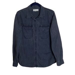 Madewell Denim Button-Up Shirt in Lunar Wash size Medium